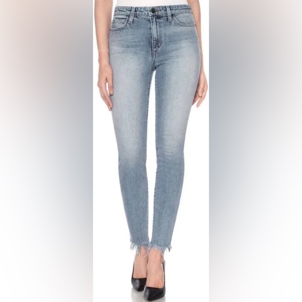 THE CHARLIE
HIGH RISE SKINNY ANKLE // SNAPBACK // RAW HEM // AZURE